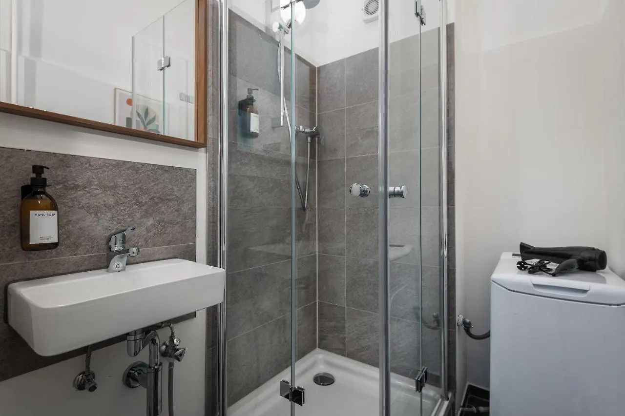Super Zentral Super Schoener Altbau In Moabit Rostockerstrasse Im Herzen Von Berlin Fuer Bis Zu 6 Personen 0*,  독일