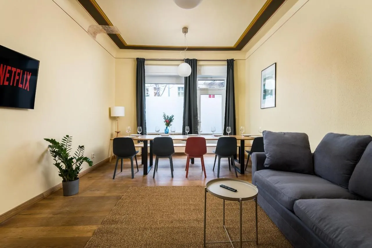 아파트 Super Zentral Super Schoener Altbau In Moabit Rostockerstrasse Im Herzen Von Berlin Fuer Bis Zu 6 Personen